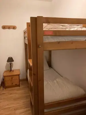 Un ou plusieurs lits dans un hébergement de l'établissement Appartement duplex 8 pers à Super-Besse avec wifi et piscine chauffée