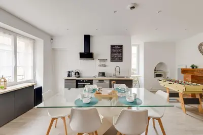 Cuisine ou kitchenette dans l'établissement Maison moderne, en pierre avec terrasse pour 6