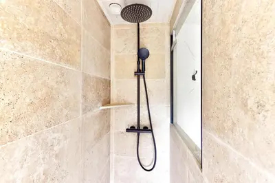 Salle de bains dans l'établissement Maison moderne, en pierre avec terrasse pour 6