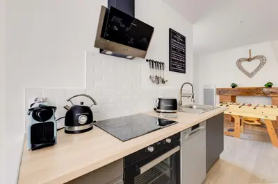 Cuisine ou kitchenette dans l'établissement Maison moderne, en pierre avec terrasse pour 6