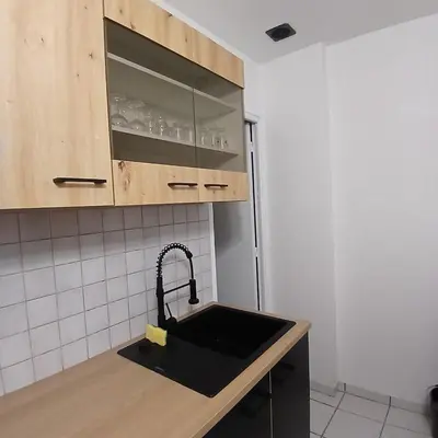 Cuisine ou kitchenette dans l'établissement joli T2