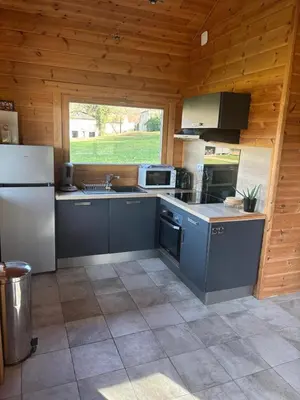 Cuisine ou kitchenette dans l'établissement Le Chalet de Lintignat