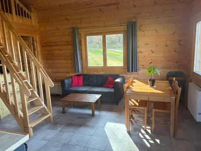 Coin salon dans l'établissement Le Chalet de Lintignat
