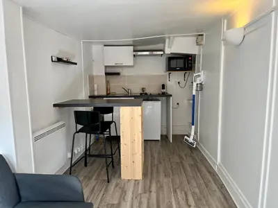Cuisine ou kitchenette dans l'établissement Duplex Rue Huchette - DABNB