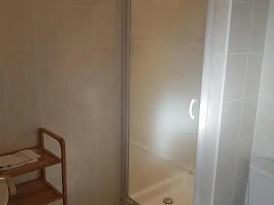 Salle de bains dans l'établissement Maison de Charme avec Jardin à Jayac - FR-1-616-465
