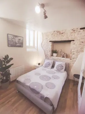 Un ou plusieurs lits dans un hébergement de l'établissement Charmant studio, cœurdeSouillac tidordognehomes