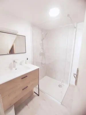 Salle de bains dans l'établissement Atypique, cœurdeSouillac, tidordognehomes