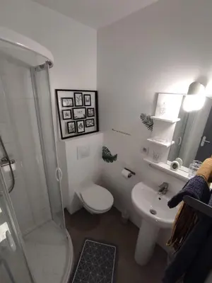 Salle de bains dans l'établissement AgréableStudio, cœurdeSouillac, tidordognehomes