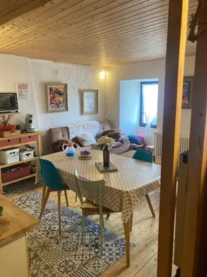 Coin salon dans l'établissement Charmante maison au coeur d'un village auvergnat