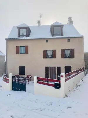 L'établissement Charmante maison au coeur d'un village auvergnat en hiver