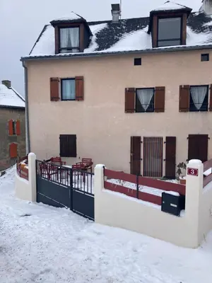 L'établissement Charmante maison au coeur d'un village auvergnat en hiver