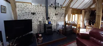 Télévision ou salle de divertissement dans l'établissement La Grange