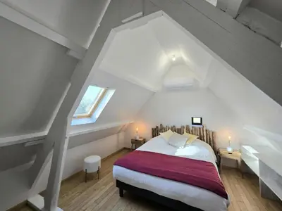 Un ou plusieurs lits dans un hébergement de l'établissement Maison climatisée avec piscine privée, wifi et parking, animaux bienvenus - FR-1-616-456