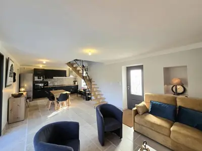 Coin salon dans l'établissement Maison climatisée avec piscine privée, wifi et parking, animaux bienvenus - FR-1-616-456