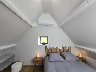 Un ou plusieurs lits dans un hébergement de l'établissement Maison climatisée avec piscine privée, wifi et parking, animaux bienvenus - FR-1-616-456