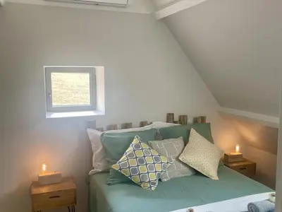 Un ou plusieurs lits dans un hébergement de l'établissement Maison climatisée avec piscine privée, wifi et parking, animaux bienvenus - FR-1-616-456