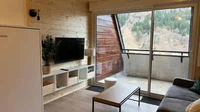 Télévision ou salle de divertissement dans l'établissement Studio cosy Mont-Dore avec vue, balcon, parking