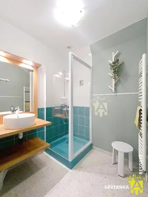 Salle de bains dans l'établissement La Cambuzière