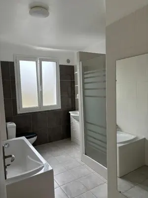 Salle de bains dans l'établissement Maison Alfred