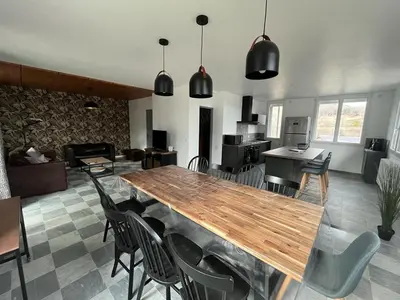 Coin salon dans l'établissement Grand Gîte le Skieur à Besse