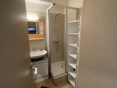 Salle de bains dans l'établissement Coquet studio avec terrasse au Lioran, animaux admis - FR-1-787-119