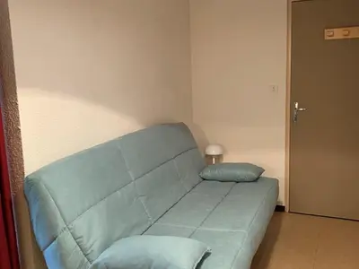 Coin salon dans l'établissement Coquet studio avec terrasse au Lioran, animaux admis - FR-1-787-119