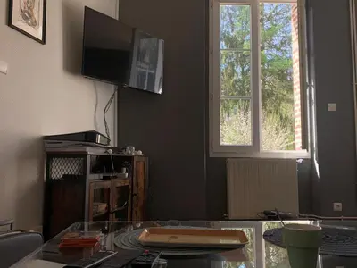 Télévision ou salle de divertissement dans l'établissement La MAISON d'AUBUSSON