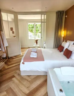 Un ou plusieurs lits dans un hébergement de l'établissement Le Boudoir d'Elba - Balneotherapie & terrasse