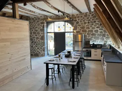Cuisine ou kitchenette dans l'établissement La grange du pouget