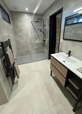 Salle de bains dans l'établissement La grange du pouget