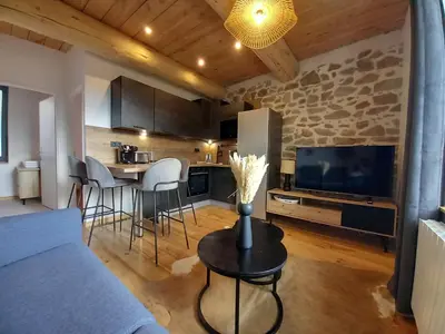 Télévision ou salle de divertissement dans l'établissement La Parenthèse Romane
