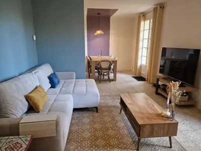 Télévision ou salle de divertissement dans l'établissement Maison 3 ch calme, jardin, Le nid des Chênes