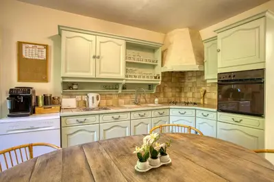 Cuisine ou kitchenette dans l'établissement Maison 3 ch calme, jardin, Le nid des Chênes