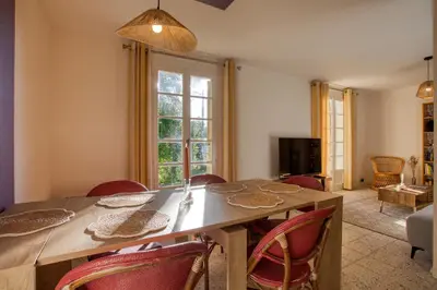 Coin salon dans l'établissement Maison 3 ch calme, jardin, Le nid des Chênes