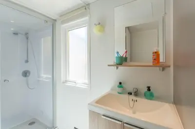 Salle de bains dans l'établissement Camping Les Truffières de Dordogne - Maeva