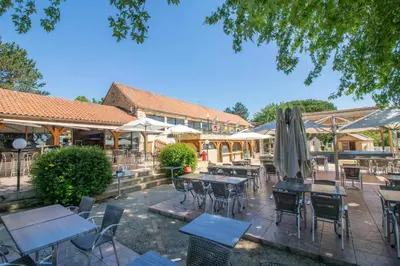 Restaurant ou autre lieu de restauration dans l'établissement Camping Les Truffières de Dordogne - Maeva