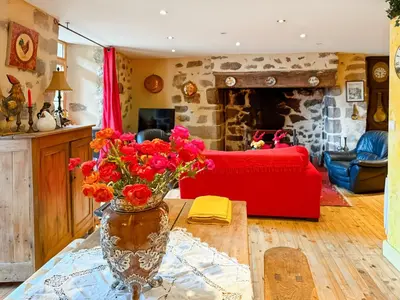 Télévision ou salle de divertissement dans l'établissement Maison de Village au cœur de Laroquebrou