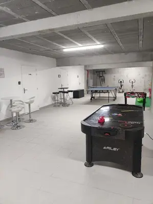Billard dans l'établissement Logement proche Bourboule 12 personnes