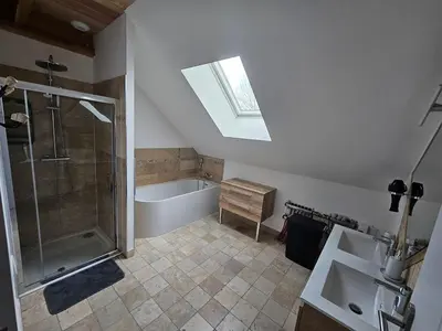 Salle de bains dans l'établissement Logement proche Bourboule 12 personnes