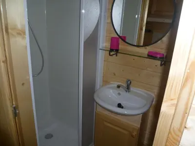Salle de bains dans l'établissement Comme Sur Des Roulottes
