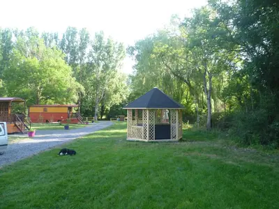 Jardin de l'établissement Comme Sur Des Roulottes
