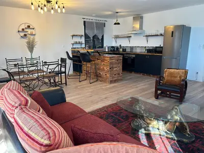Cuisine ou kitchenette dans l'établissement Agréable MAISON familiale - Terrasse - 4 Chambres - 2 SDB - Limoges