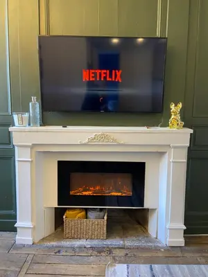 Télévision ou salle de divertissement dans l'établissement La Suite Historique au Coeur d'Ussel