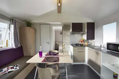 Cuisine ou kitchenette dans l'établissement Camping LePigeonnier à Miers près du gouffre de Padirac