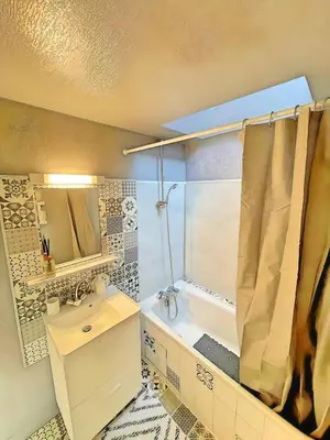 Salle de bains dans l'établissement La Mansarde - Cœur Historique, Charme et Confort
