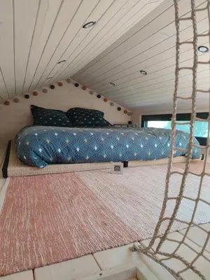 Coin salon dans l'établissement tiny house Cantal