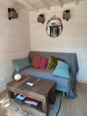 Coin salon dans l'établissement tiny house Cantal