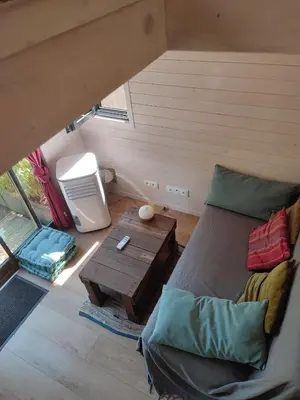 Coin salon dans l'établissement tiny house Cantal