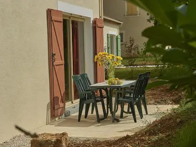 Jardin de l'établissement Bungalow in Lanzac near Dordogne River