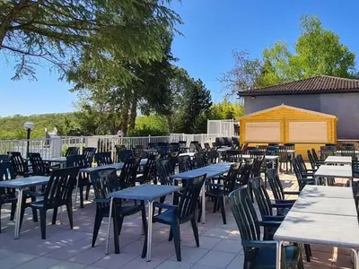 Restaurant ou autre lieu de restauration dans l'établissement Bungalow in Lanzac near Dordogne River